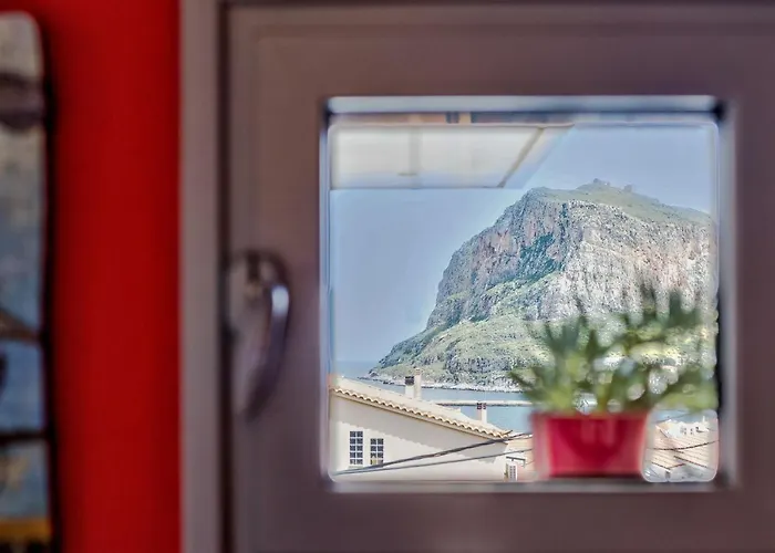 Modern Flat With Panoramic Sea View מונמבאסיה