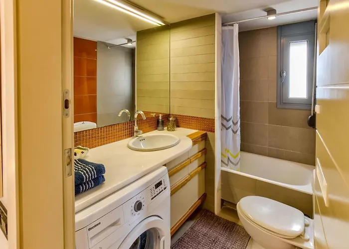 Modern Flat With Panoramic Sea View דירה מונמבאסיה